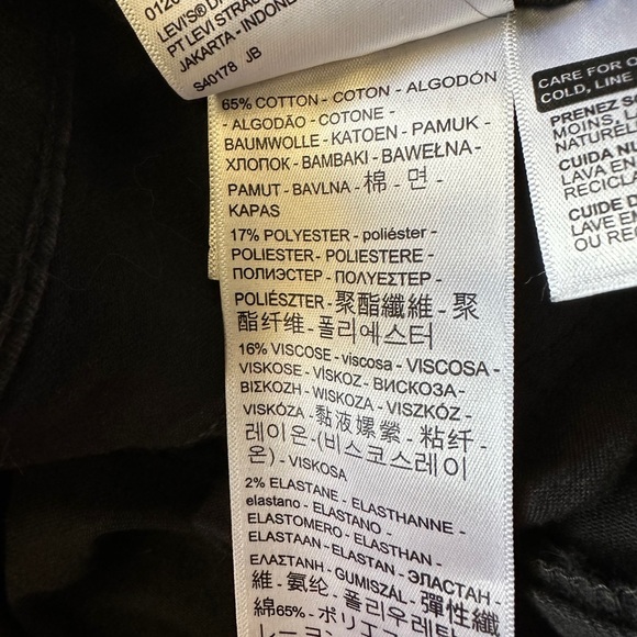 Levi’s Slimming Bootcut Jeans! - Picture 8 of 8